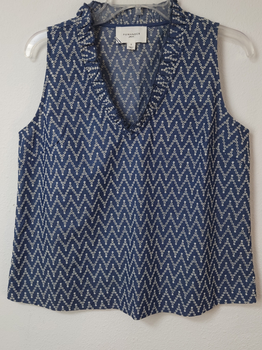 Pomander Place Tuckernuck Navy Chevron Sleeveless Ruffle V-Neck Top Small